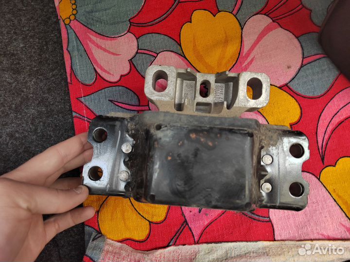 Опора кпп левая Volkswagen Jetta 6