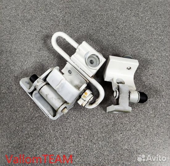 Лот T332 Петли двери задней правой VW Touareg