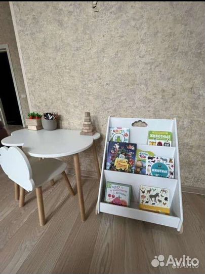 Полка для книг Монтессори