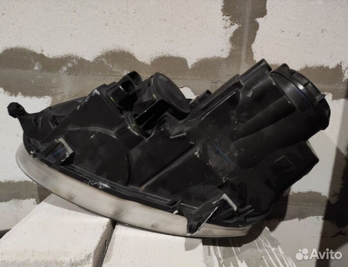 Фара битая правая галоген Volkswagen Jetta 2010