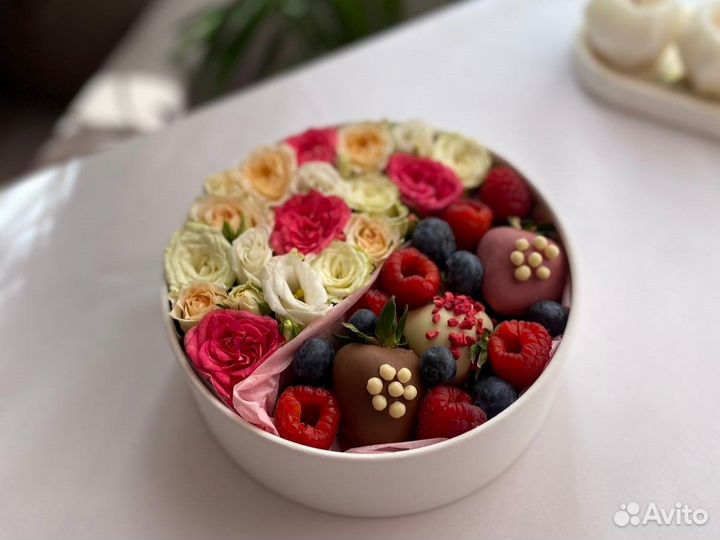 Клубника в шоколаде с цветами