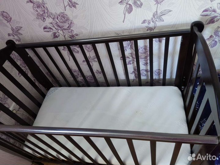 Детская кроватка с маятником. Лель