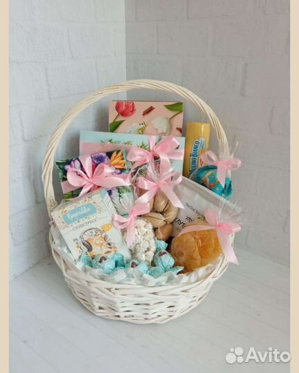 Подарочные наборы в корзине