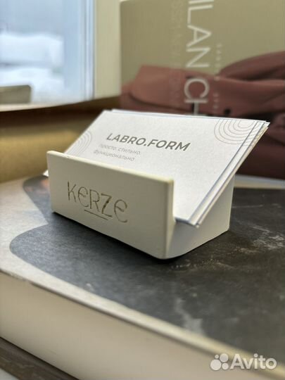 Подставка для визиток с индивидуальной гравировкой