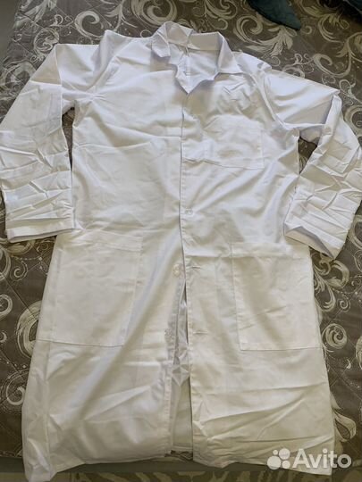 Белый медицинский халат и костюм