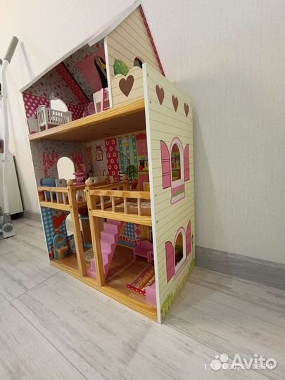 Кукольный домик с мебелью