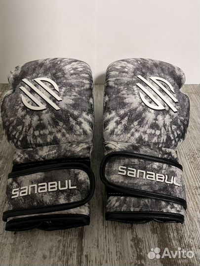 Боксерские перчатки