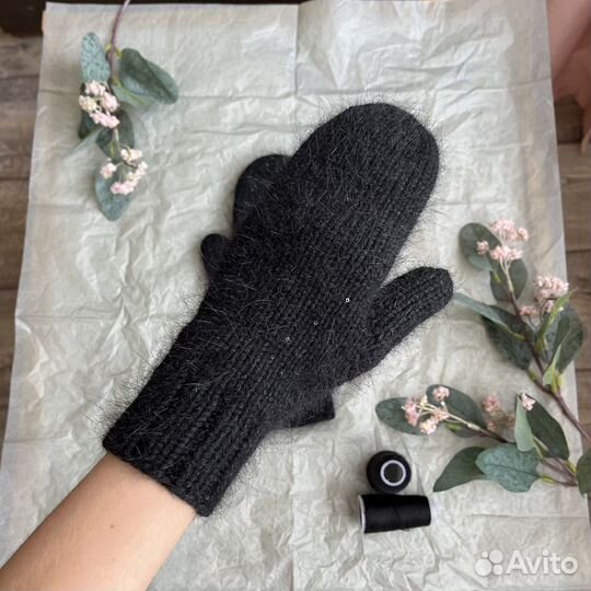 Черные варежки с микропайетками