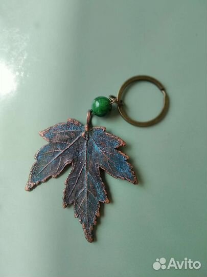 Брелок для сумки из листика клёна гальваника