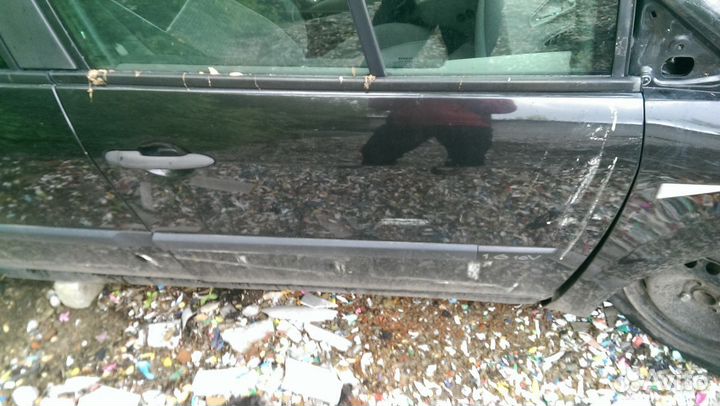 Передняя правая черная дверь сценик 2