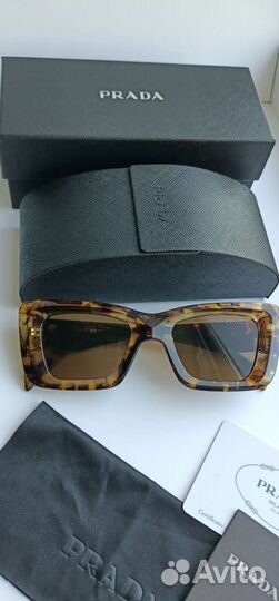 Солнцезащитные очки prada