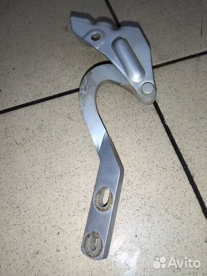 Петля багажника задняя левая Renault 19