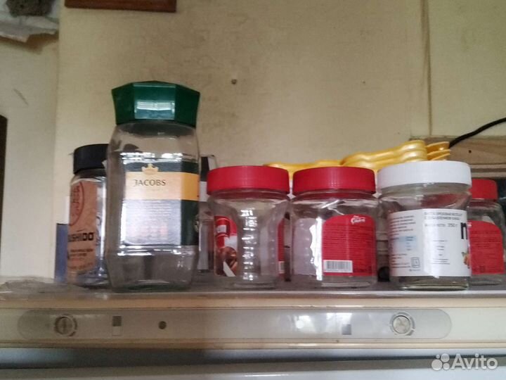 Темные пластиковые бутылки пустые банки