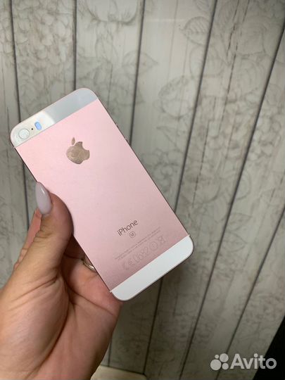 Телефон iPhone se