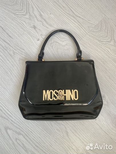Женская сумка черная лаковая с надписью Moschino