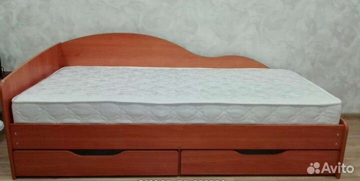 Детская кроватка и комод