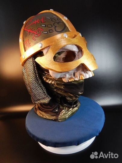 Шлем викинга драугра-конунга белый волк