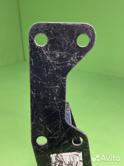 Кронштейн левый противооткатный \MAN 81669360093