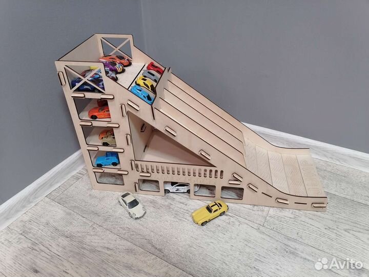 Парковка - горка - трамплин для маленьких машинок