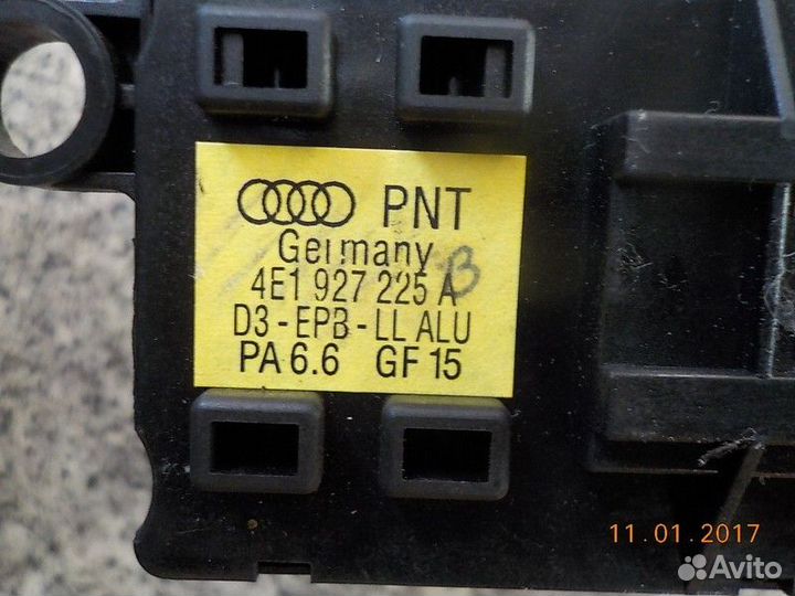 Кнопка фиксатора стояночного тормоза Audi S8 седан