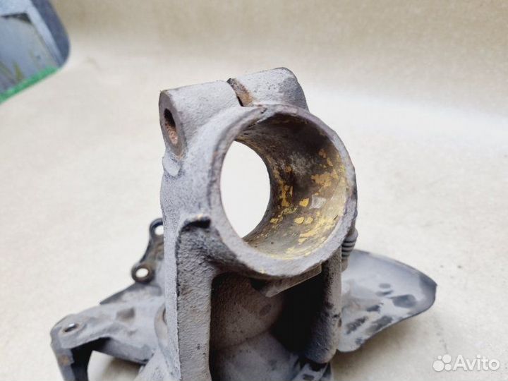 Кулак поворотный передний левый Skoda Octavia A4