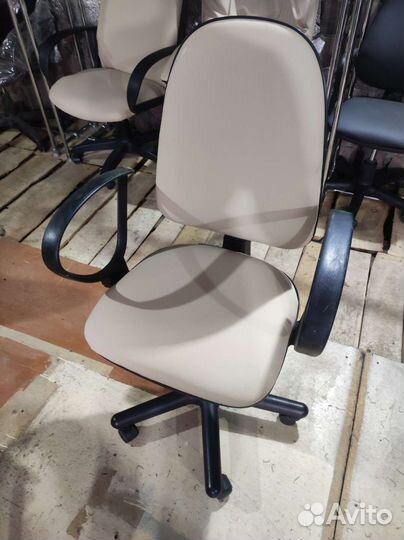 Кожаное компьютерное кресло бежевое