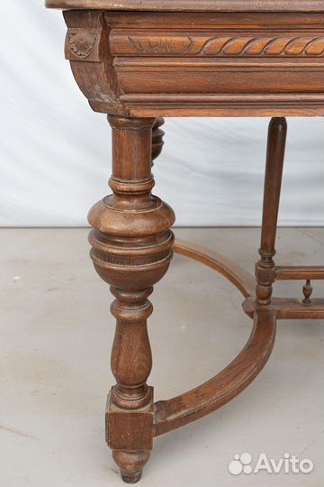 Антикварный обеденный стол из массива