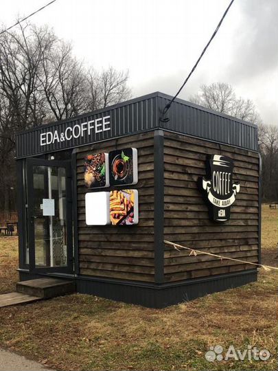 Продавец на точку кофе и блинчиков