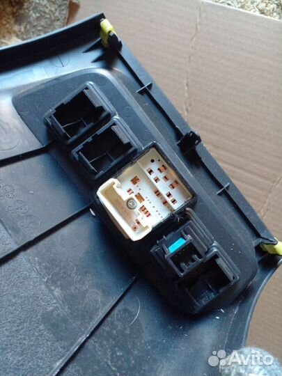 Кнопка регулировки зеркал Toyota