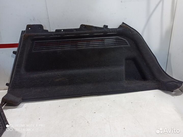 Обшивка багажника правая (Audi Q8)