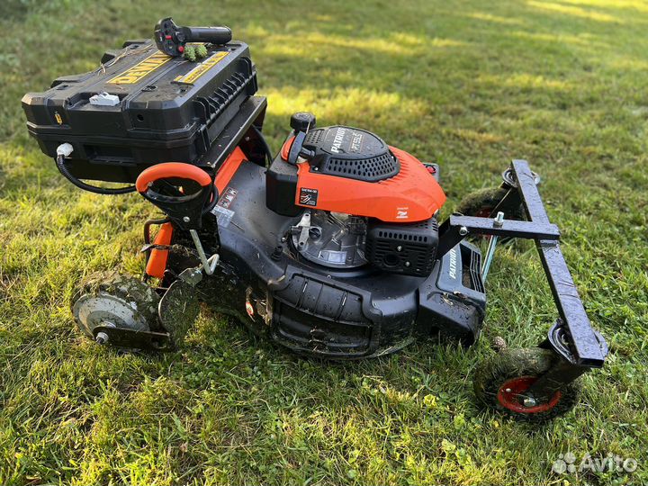 Газонокосилка самоходная на пульту управления