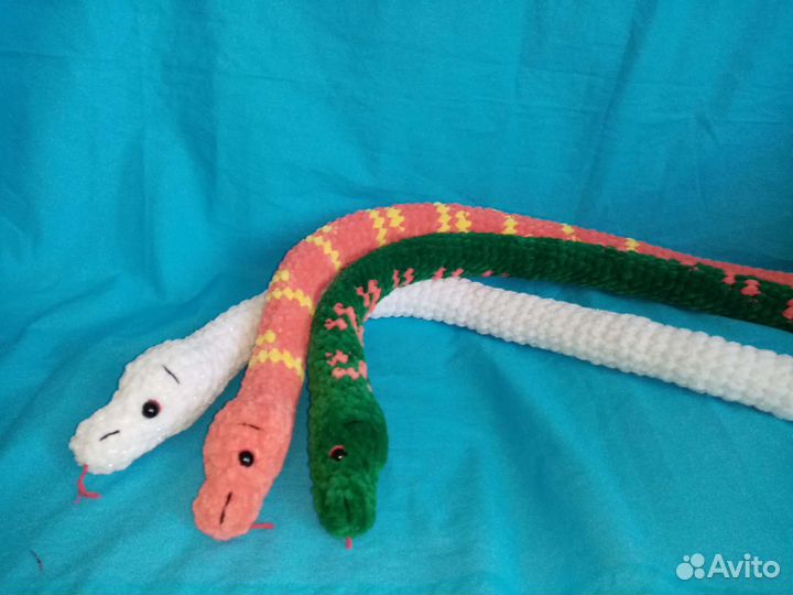 Вязаная мягкая игрушка змея