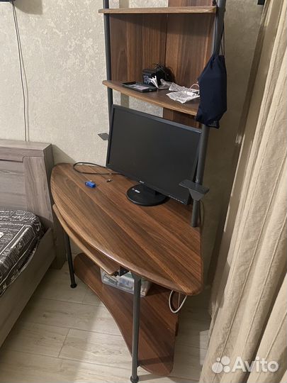 Угловой компьютерный стол