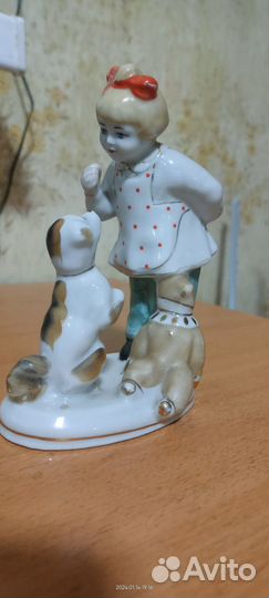 Фарфоровая статуэтка 