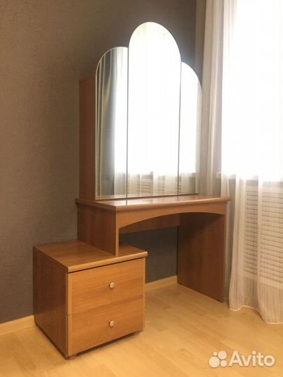 Туалетный столик с зеркалом