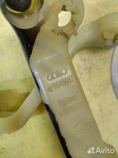 Кронштейн заднего фонаря задний Audi A6 универсал