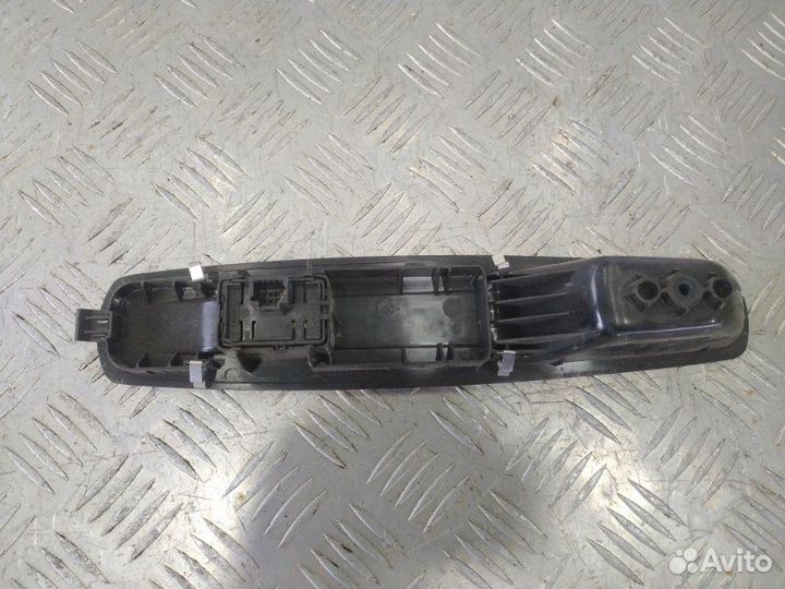 Кнопка стеклоподъемника передняя правая Renault