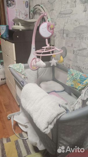 Детская кроватка chicco next 2 me с маятником
