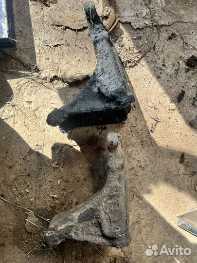 Кранштейн двигателя правый passat b3