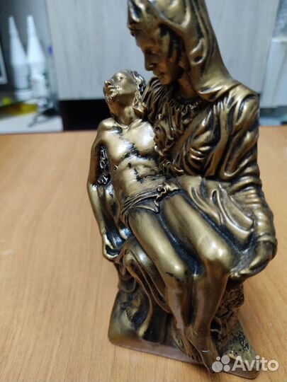 Статуэтка дева Мария с И.Х