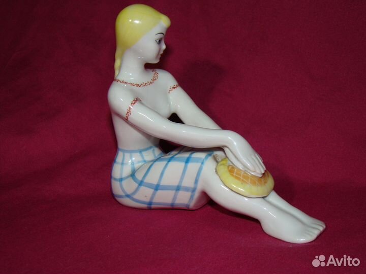 Фарфоровая статуэтка девушка с подсолнухом СССР