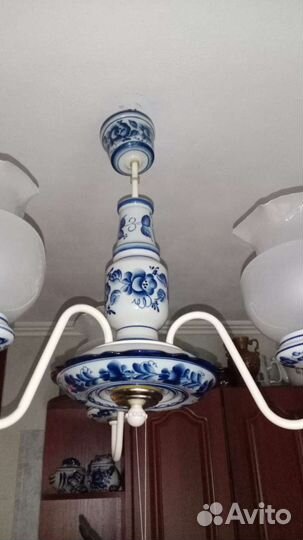 Очаровательная люстра Гжель
