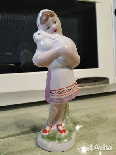 Статуэтка фарфоровая Девочка с кроликом пзхк