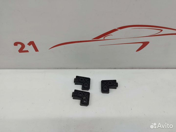 Крепление зад LH RH Skoda Octavia A8