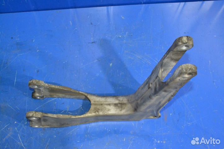 Кронштейн цилиндра подъёма кабины renault trucks P