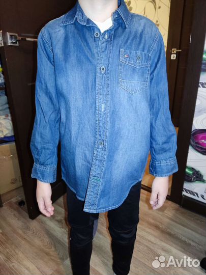 Рубашки для мальчика школьная и джинсовая