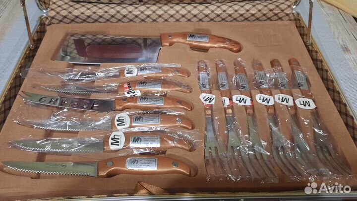 Набор ножей и вилок в чемодане