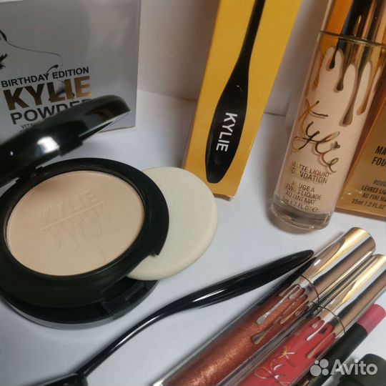 Пакетом Набор косметики для визажиста