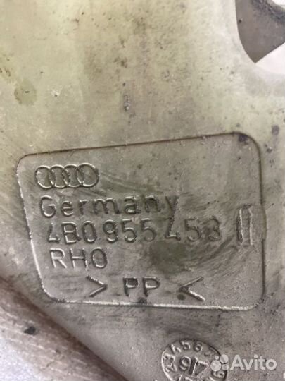 Бачок омывателя лобового стекла Audi A6