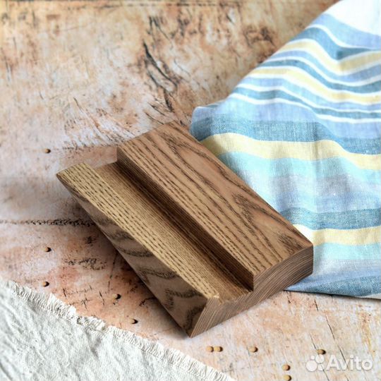 Деревянная разделочная доска на подставке